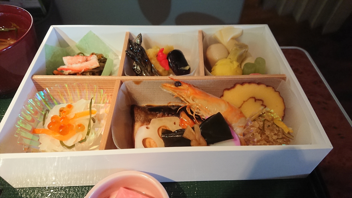 【機内食レポ】JAL国内線のお正月のおせち料理を4年分比べて見た！