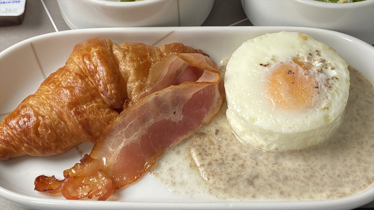 【機内食レポ】機内での洋朝食　メインがクロワッサン(TT)　JAL107 羽田～伊丹 29MAY23