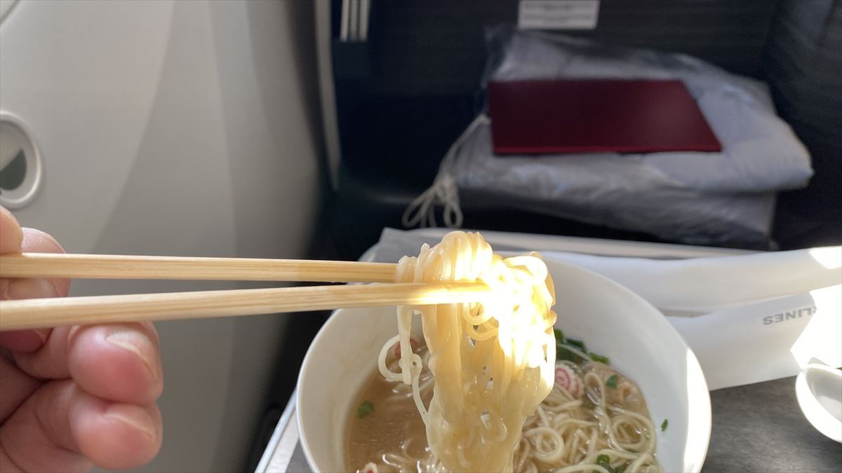 【機内食レポ】チーズとラーメン！　JALビジネスクラスのアラカルト機内食 23年6月