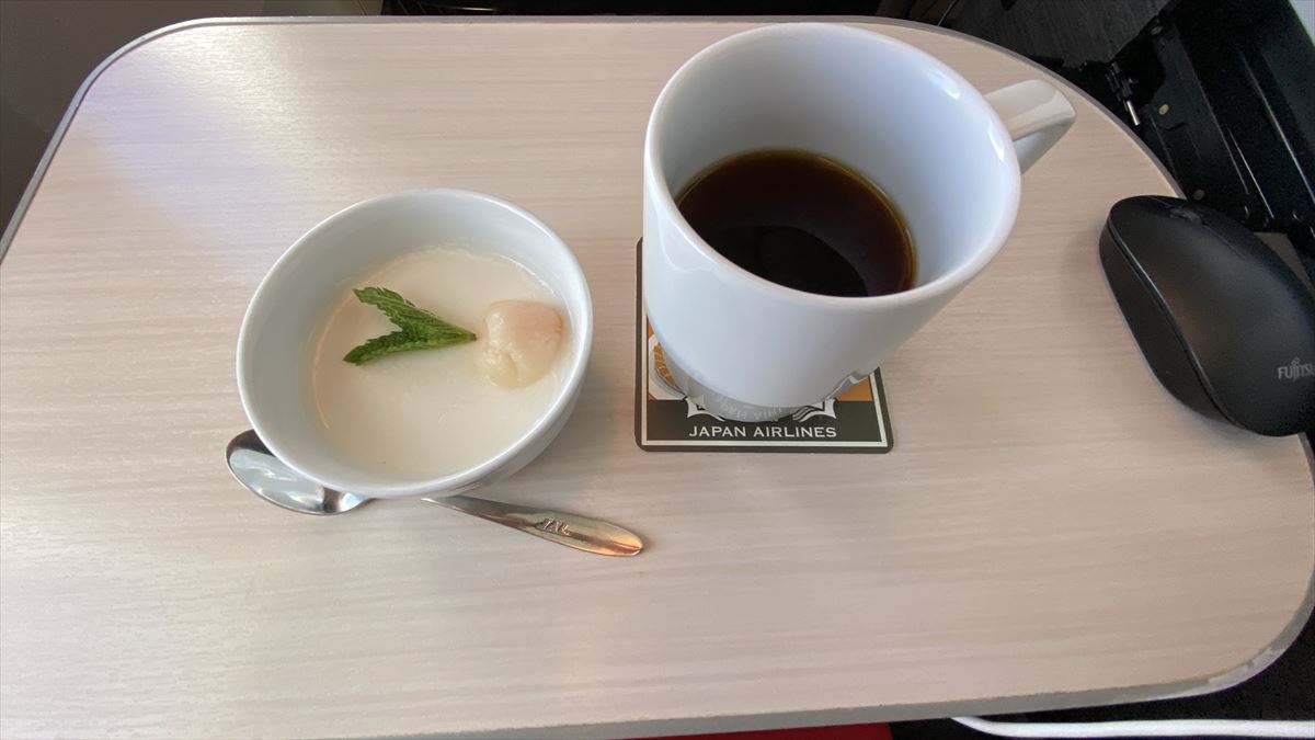 【機内食レポ】JAL長距離ビジネス アラカルトの機内食の合間。 23年6月