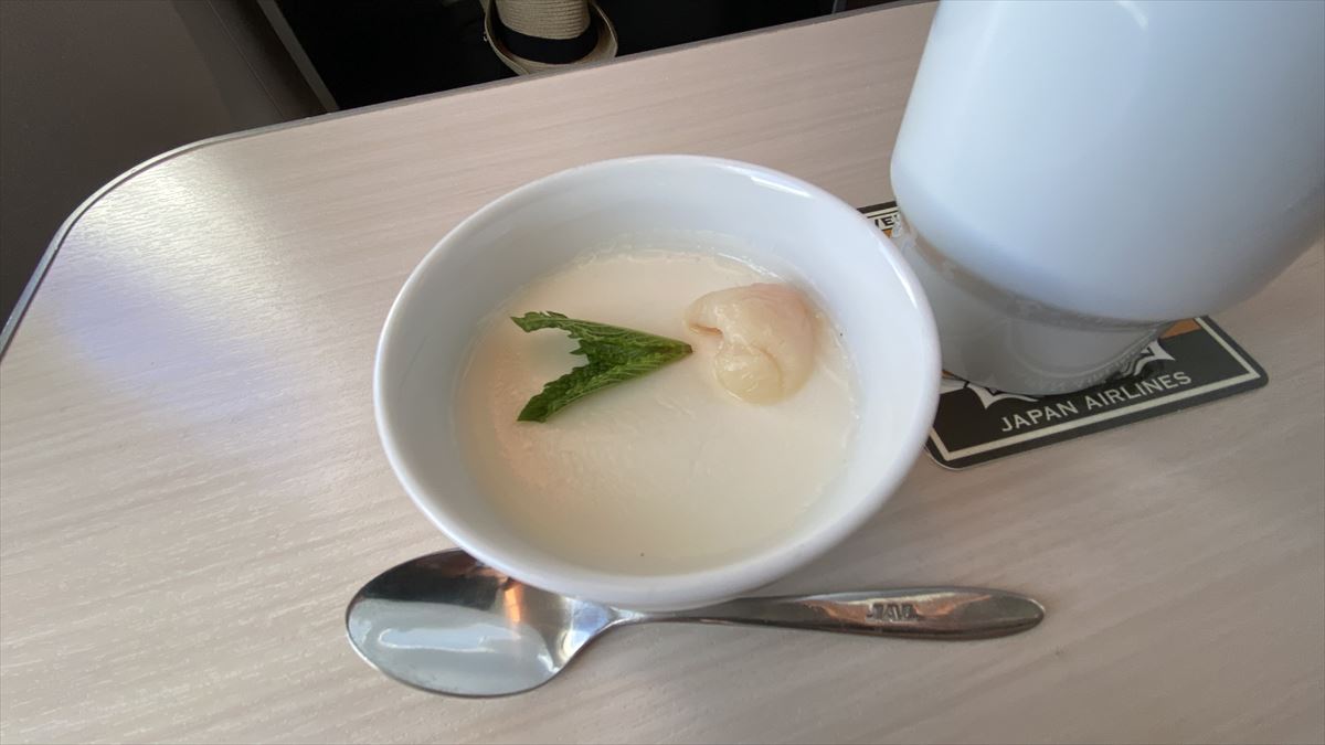 【機内食レポ】JAL長距離ビジネス アラカルトの機内食の合間。 23年6月