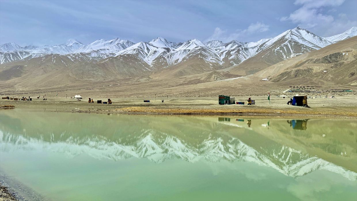 パンゴン湖またはパンゴンツォとは、インドのラダック連邦直轄地と中華人民共和国のチベット自治区ルトク県との中印実効支配線に位置するアジア最大の汽水湖である。