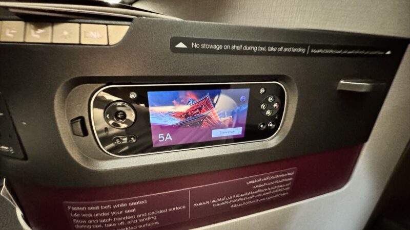 【フライトの様子】QR806 ドーハ~成田 06Nov24 ボーイング777-300ER型機 ビジネスクラスの【Q SUITE】