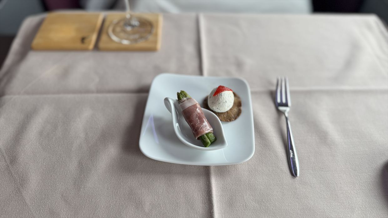 【機内食レポ】JAL5便 ニューヨーク～羽田 ファーストクラス メイン1 25年03月