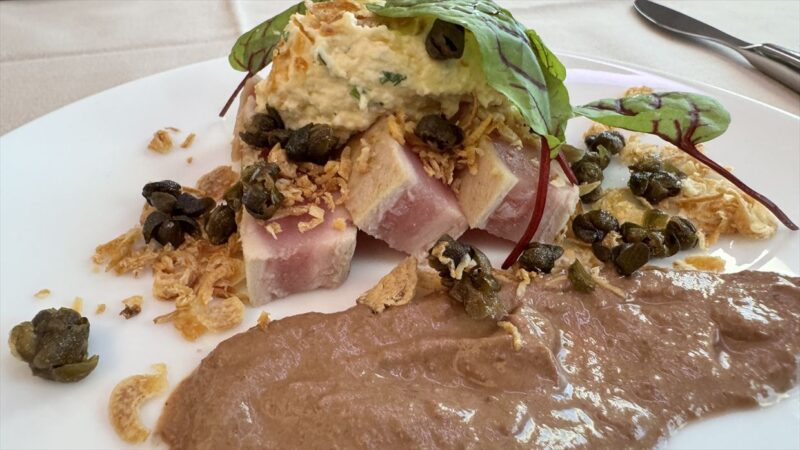 オードブルマグロのタタキ、リエットカラマタオリーブのクリーム、フライドエシャロット