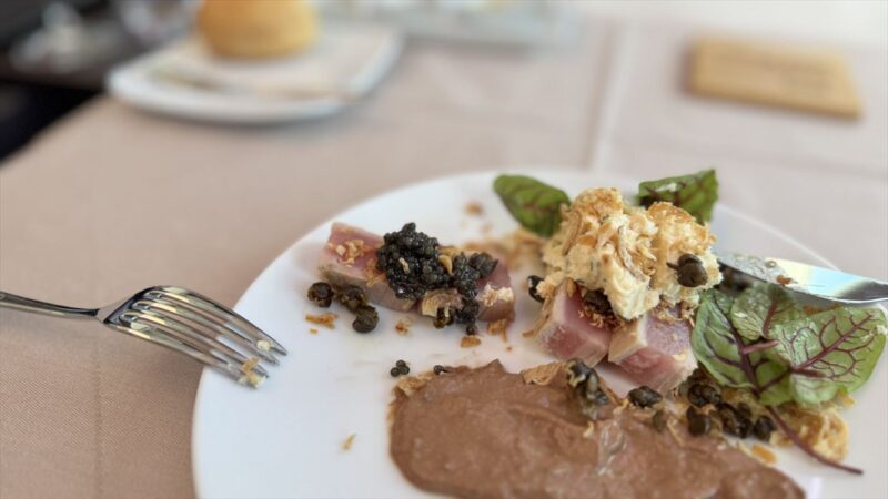 オードブル マグロのタタキ、リエット カラマタオリーブのクリーム、フライドエシャロット