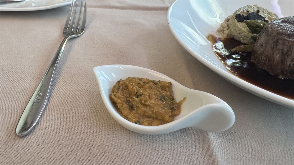 【機内食レポ】JAL5便 ニューヨーク～羽田 ファーストクラス メイン2 25年03月