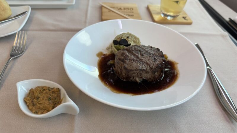 【機内食レポ】JAL5便 ニューヨーク～羽田 ファーストクラス メイン2 25年03月