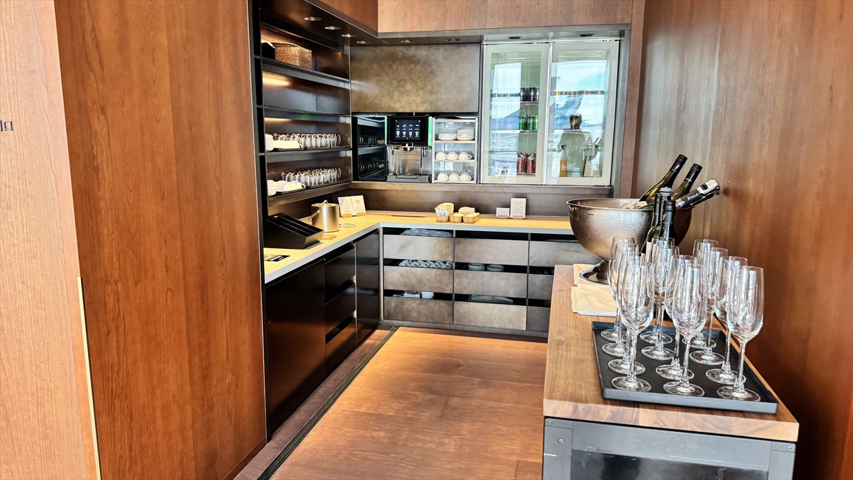 【ラウンジレポ】香港空港 キャセイパシフィック The Bridge　 25年6月 ３年ぶりのリニューアルオープン後の初訪問！