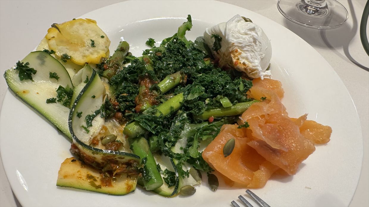 poached egg and smoked salmon