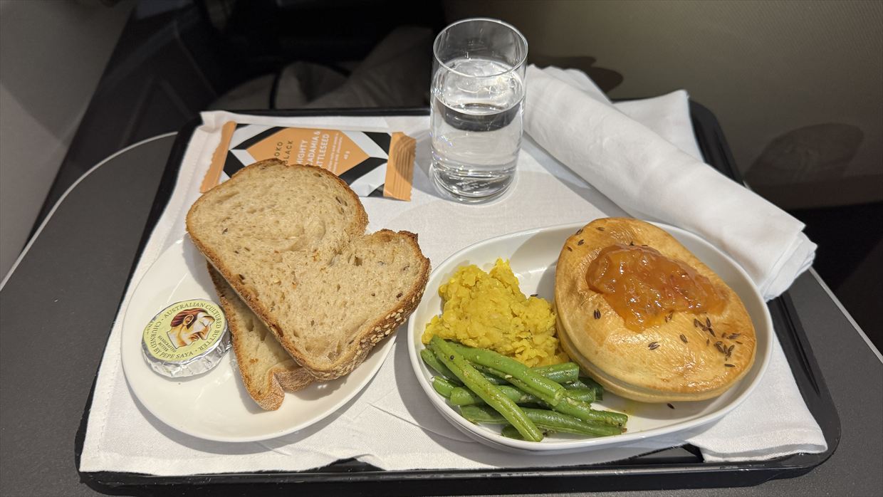 【機内食レポ】QF33 シドニー～パース 国内線ビジネスクラス 25年11月