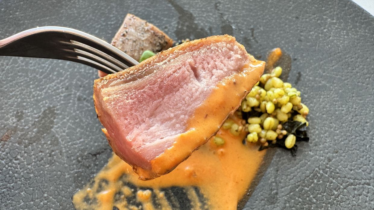 ポークヒレロースト ブラックコンキリエのサラダ添え